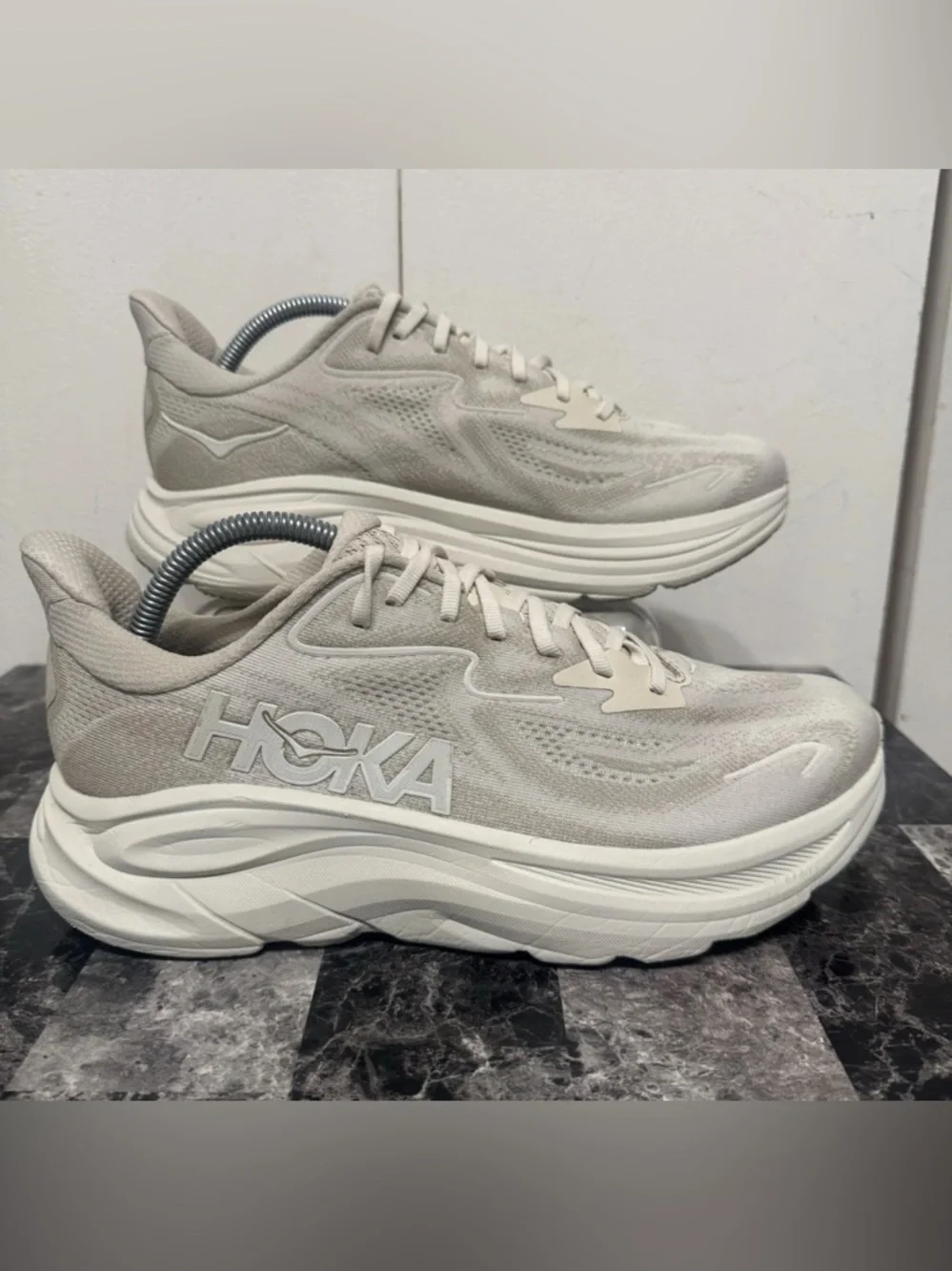 Hoka One One Clifton 10 Men’s Running Shoes Size 10.D Regular Width.